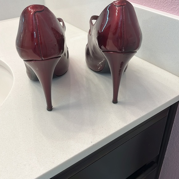 Via Spiga Dark ruby peep toe pump with strap detail. Size 8. - Picture 4 of 8